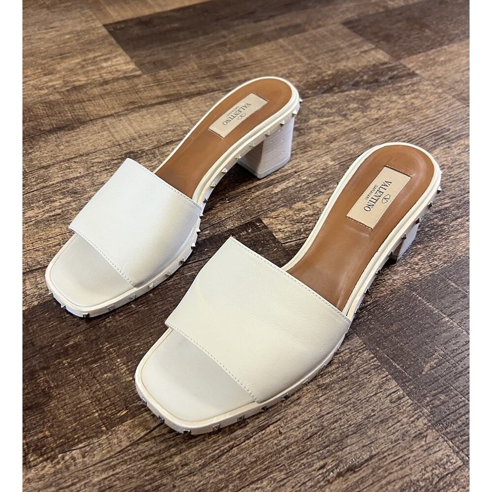 Valentino Garavani Cream Embellished leather Rockstud heel slide sandals 38
